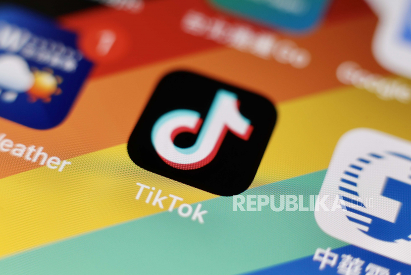 Logo aplikasi Tiktok digambarkan pada smartphone di Taipei, Taiwan, 06 Desember 2022. 