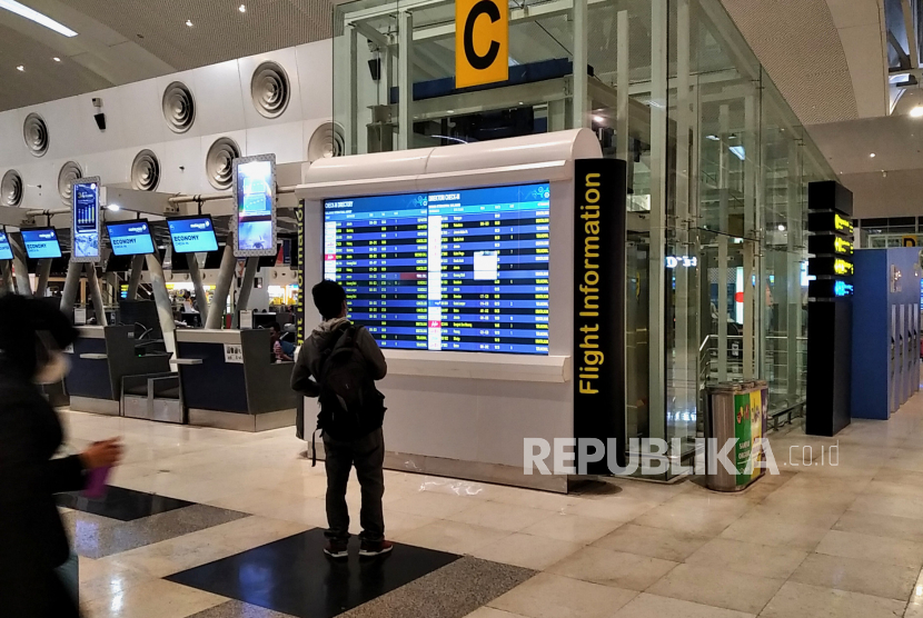 Penumpang melihat jadwal keberangkatan di samping mesin layanan check in mandiri, Bandara Kualanamu, Sumatera Utara, (ilustrasi).   Dua operator bandara yakni PT Angkasa Pura (AP) I dan II (Persero) menandatangani Komitmen Bersama Terhadap Keselamatan. 