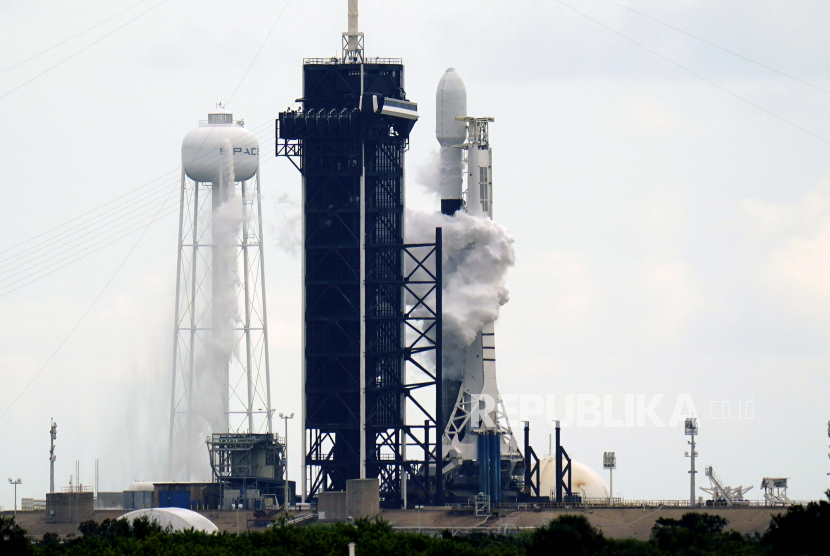  Roket SpaceX Falcon 9 dengan muatan sekitar 60 satelit untuk jaringan broadband Starlink SpaceX berdiri di pad 39A beberapa saat sebelum peluncuran dibatalkan karena masalah cuaca di Kennedy Space Center di Cape Canaveral, Florida, Senin, 28 September 2020. 
