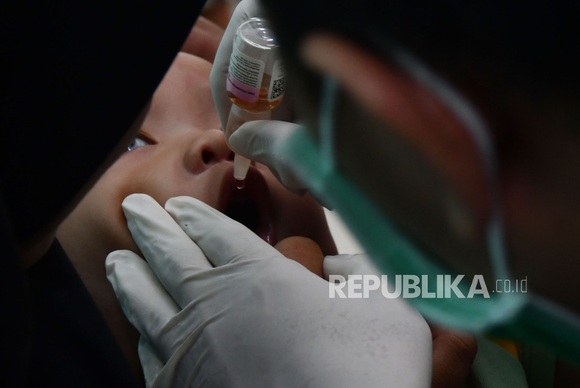 Petugas kesehatan meneteskan vaksin polio pada mulut anak balita saat pelaksanaan Sub Pekan Imunisasi Nasional (Sub PIN) Polio di Kota Madiun, Jawa Timur, Senin (19/2/2024). Imunisasi yang dilaksanakan pada 19-25 Februari itu merupakan putaran kedua yang menyasar  kepada sekitar 18 ribu anak hingga usia delapan tahun di wilayah tersebut untuk memberikan kekebalan pada anak sekaligus upaya menanggulangi Kejadian Luar Biasa (KLB) polio menyusul penemuan kasus lumpuh layu di Pamekasan, Sampang Jawa Timur serta Klaten Jawa Tengah beberapa waktu lalu. 
