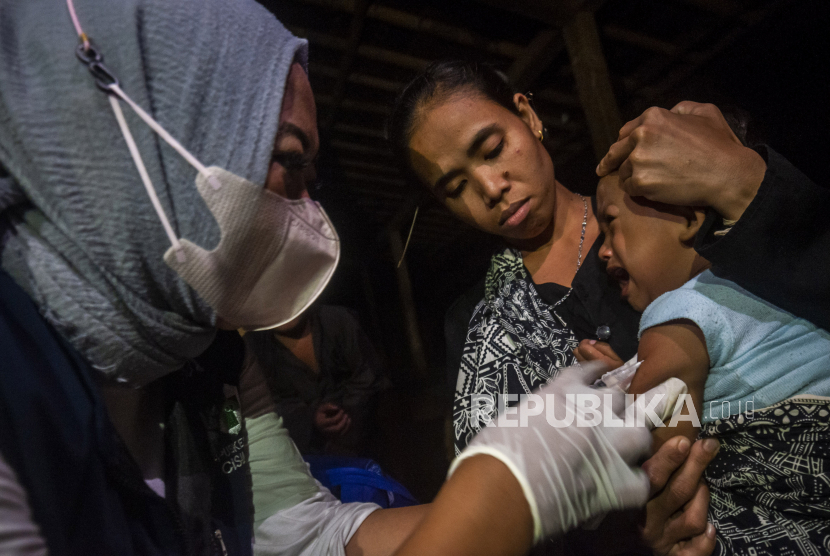 Bidan Puskesmas Cisimeut menyuntikkan vaksin campak ilustrasi. Pemerintah Kota Bogor, Jawa Barat mempercepat capaian vaksin Campak Rubela (MR) yang ditargetkan 95 persen