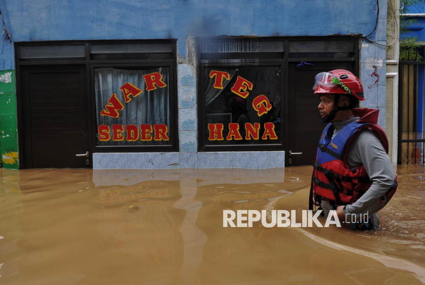 Petugas Damkar saat akan membantu warga saat banjir di Rawajati, Jakarta, Selasa (4/3/2025). Berdasarkan data BPBD DKI Jakarta mencatat, sebanyak 59 RT di kawasan Rawajati dan Cililitan terendam banjir dengan ketinggian mulai dari 30-300 centimeter yang disebabkan oleh meluapnya kali Ciliwung.