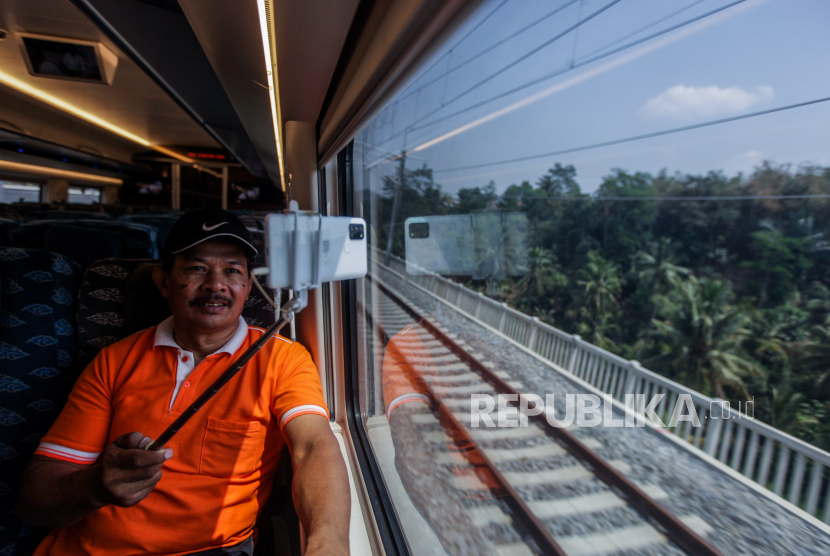 Penumpang berswafoto saat menaiki Kereta Cepat Jakarta Bandung, Selasa (3/10/2023). 