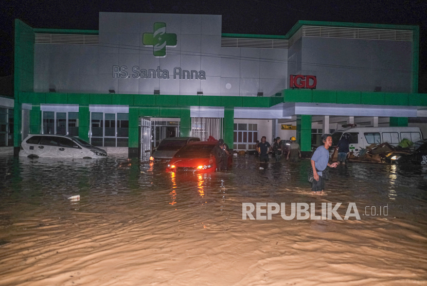 Situasi di depan RS Santa Ana, Kendari, Sulawesi Tenggara, Kamis (7/3/2024). Pascabanjir bandang, RS tersebut menutup total pelayanannya.