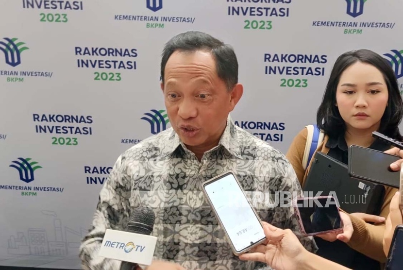 Menteri Dalam Negeri, Tito Karnavian usai menghadiri Rapat Koordinasi Nasional Investasi, oleh Kementerian Investasi di Balai Kartini, Jakarta, Kamis (7/12/2023). 