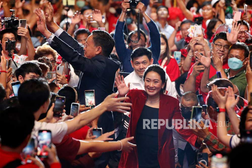  Dua calon Perdana Menteri dari Partai Pheu Thai, Paetongtarn Shinawatra (kanan) dan Srettha Thavisin (kiri) menyambut para pendukungnya selama kampanye pemilihan umum menjelang pemungutan suara di Bangkok, Thailand,  Jumat (12/5/2023). Lebih dari 52 juta pemilih yang memenuhi syarat akan memberikan suara mereka surat suara dalam pemilihan umum 14 Mei.