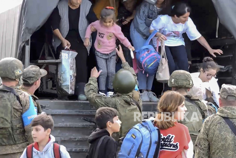 Gambar yang diambil dari video yang disediakan oleh layanan pers Kementerian Pertahanan Rusia menunjukkan pasukan penjaga perdamaian Rusia mengevakuasi warga sipil Nagorno-Karabakh.