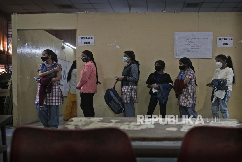 Remaja India menunggu untuk menerima vaksinasi mereka untuk COVID-19 di sebuah sekolah negeri, di New Delhi, India, Senin, 3 Januari 2022.