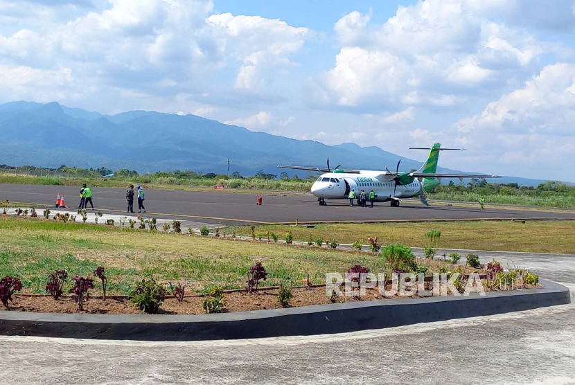Pesawat milik maskapai Citilink parkir di Bandara Wiriadinata, Kota Tasikmalaya, Senin (2/10/2023). Penerbangan komersial kembali dilayani di Bandara Wiriadinata setelah beberapa tahun tidak aktif akibat pandemi Covid-19. 