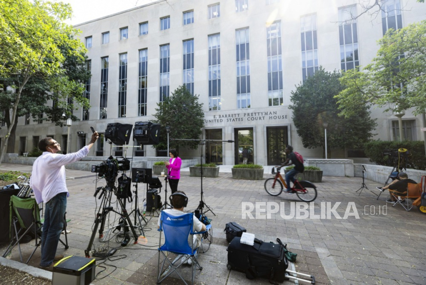  Members of the media set up at a side entrance entrance to the E. Barrett Prettyman United States Courthouse, where Judge Tanya Sue Chutkan will arraign former US President Donald J. Trump on 03 August, in Washington, DC, USA, 02 August 2023. A federal grand has indicted Trump over his efforts to overturn the 2020 presidential election.   