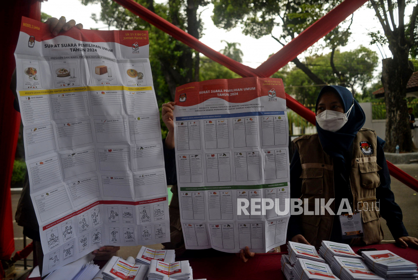 Petugas menunjukan surat suara yang digunakan dalam simulasi pemungutan dan penghitungan suara dengan desain surat suara dan formulir yang disederhanakan untuk pemilu tahun 2024 di Halaman Kantor KPU, Jakarta, Selasa (22/3/2022). Penyelenggaraan simulasi ini dalam rangka mempersiapkan dan menyukseskan pemilu 2024 secara maksimal.Prayogi/Republika.