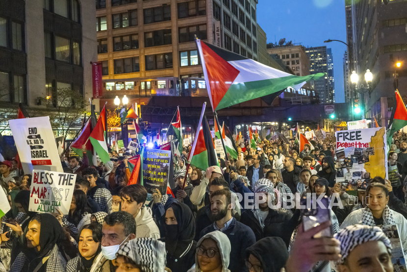 Pendukung Palestina melakukan aksi long march mengecam penyerangan Israel di wilayah Palestina di Chicago, AS, Kamis,(12/10/2023)WIB.