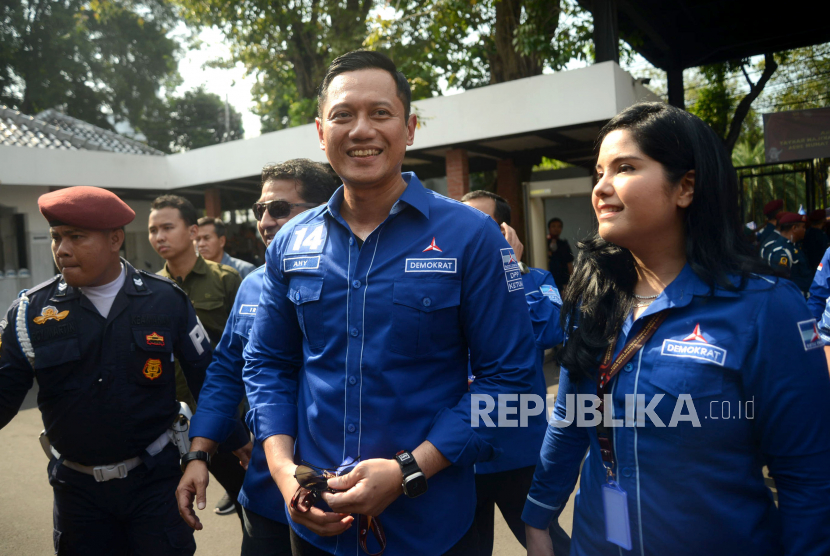 Ketua Umum Partai Demokrat Agus Harimurti Yudhoyono (AHY) bersama istri tiba di Kantor KPU. AHY sebutdemokrasi akan mundur jika Moeldoko menang dalam PK di Mahkamah Agung.