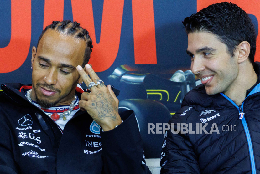 Mercedes-AMG Petronas driver Lewis Hamilton of Britain (L) chats with Alpine F1 driver Esteban Ocon of France during the press conference for the 2023 Formula 1 Belgian Grand Prix at the Circuit de Spa-Francorchamps racetrack in Stavelot, Belgium, 27 July 2023. The 2023 Formula 1 Belgian Grand Prix takes place on 30 July.  