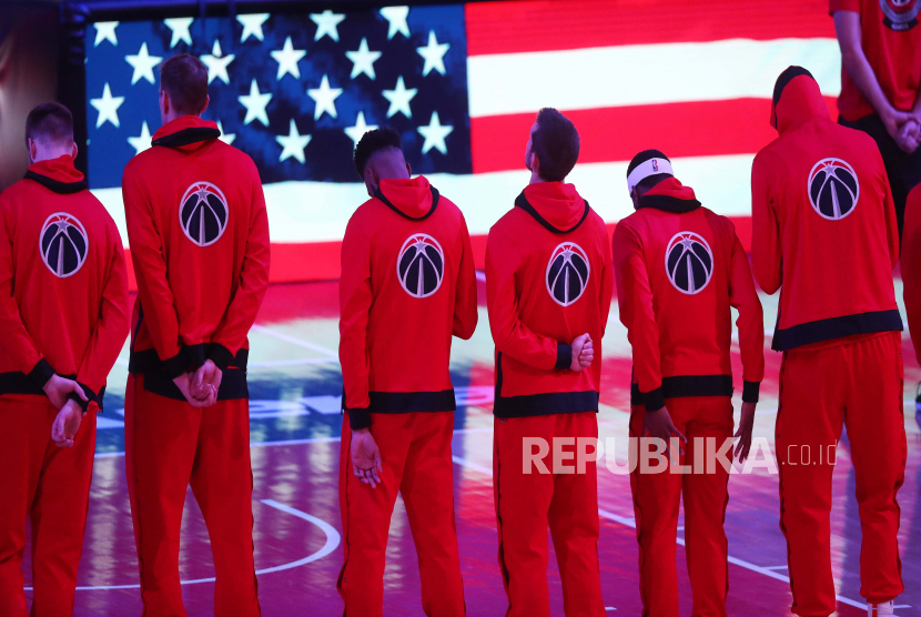  Para pemain Washington Wizards berbaris untuk menyanyikan lagu kebangsaan sebelum memainkan Phoenix Suns selama pertandingan NBA mereka di Capitol One Arena di Washington, DC, AS, 11 Januari 2021.