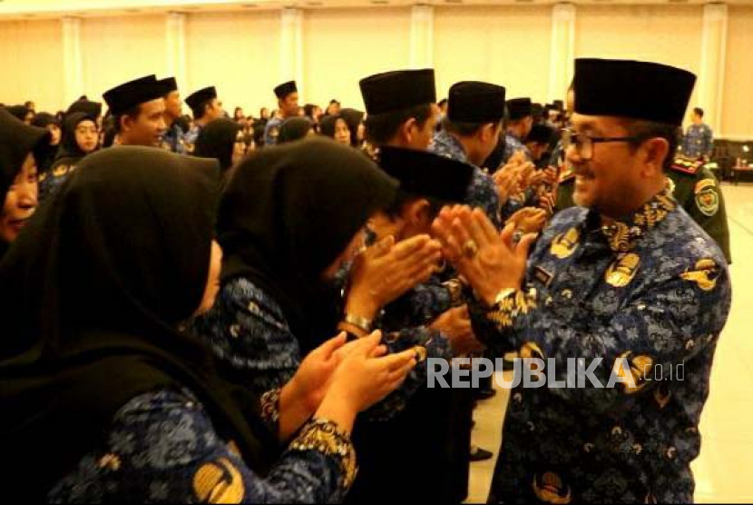 (ILUSTRASI) Bupati Cirebon Imron Rosyadi saat pelantikan PPPK.