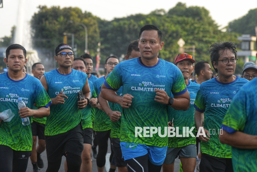 Meteri Koordinator Bidang Infrastruktur dan Pembangunan Kewilayahan Agus Harimurti Yudhoyono (AHY) bersama sejumlah peserta berlari dalam ajang ESGnow Movement: Climate Run di kawasan Jalan MH Thamrin, Jakarta, Ahad (28/9/2025). Melalui kegiatan ini, Republika mengajak komunitas, pelajar, keluarga, dan masyarakat umum untuk berolahraga sekaligus berpartisipasi dalam kampanye menjaga ketersediaan air bersih dan keberlanjutan lingkungan.