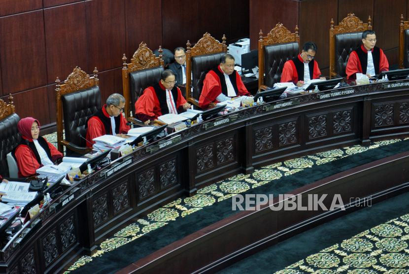 Ketua Mahkamah Konstitusi (MK) Suhartoyo (ketiga kiri) saat memimpin sidang lanjutan perselisihan hasil Pilpres 2024 di Mahkamah Konstitusi, Jakarta, Kamis (28/3/2024). 