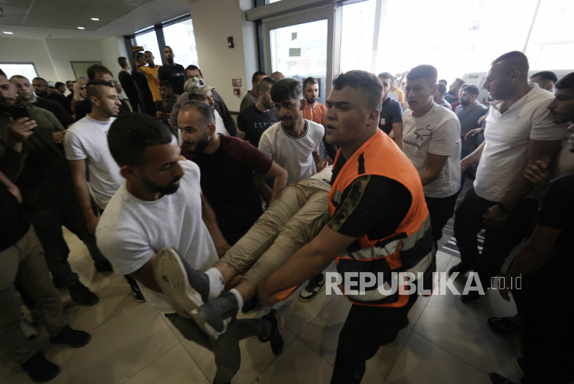 Seorang warga Palestina yang terluka akibat serangan pasukan Israel dibawa ke sebuah rumah sakit di kota Jenin, Tepi Barat, Senin, (19/62023).