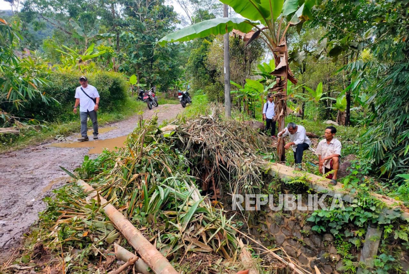 Petugas mengecek lokasi pergerakan tanah di wilayah Desa Panyindangan, Kecamatan Cisompet, Kabupaten Garut, Jawa Barat. 