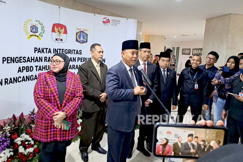 Penjabat Gubernur DKI Jakarta Heru Budi Hartono dan Ketua DPRD DKI Jakarta Prasetyo Edi Marsudi di Gedung DPRD DKI Jakarta, Jumat (4/8/2023). 