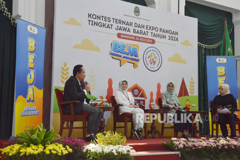 Sejumlah narasumber terkait menyampaikan pemaparan saat kegiatan Bewara Jawa Barat (Beja) tentang Kontes Ternak dan Expo Pangan 2024, di Gedung Sate, Kota Bandung, Senin (22/7/2024). Kegiatan tersebut bertujuan untuk melestarikan sumber daya genetik hewan ternak Jabar, dan mengangkat pangan lokal Jabar. Rencananya kontes ternak dan expo pangan akan berlangsung pada 24-25 Juli di Lembang.