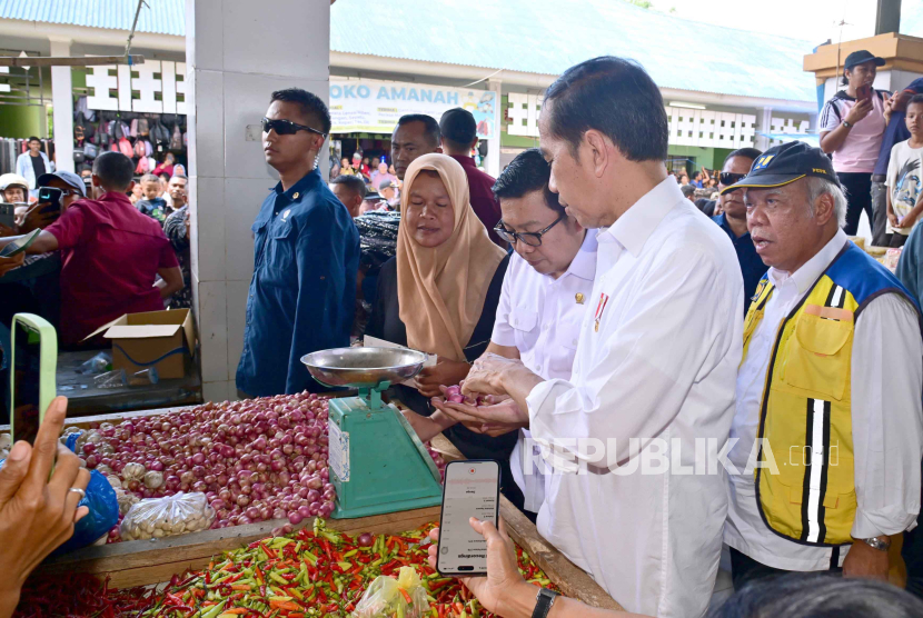 Presiden Joko Widodo (Jokowi) mengecek sejumlah harga kebutuhan pokok di Pasar Danga, Kabupaten Nagekeo, Nusa Tenggara Timur (NTT), Selasa (5/12/2023). 