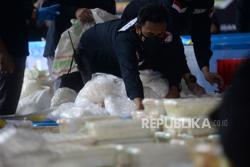 Petugas kepolisan menata barang bukti narkotika jenis sabu sebelum dimulainya rilis pengungkapan kasus peredaran gelap narkotika jenis sabu jaringan Timur Tengah-Malaysia-Indonesia di Lap. Bhayangkara Mabes Polri, Jakarta, Rabu (28/4). Polri berhasil mengungkap kasus penyelundupan narkotika jenis sabu sebanyak 2,5 ton. Adapun sabu tersebut berasal dari jaringan narkotika Timur Tengah-Malaysia-Indonesia. Sebanyak 18 orang tersangka diamankan dan salah satunya menerima tindakan tegas terukur hingga meninggal dunia.Prayogi/Republika