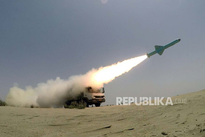 Sebuah foto yang disediakan oleh kantor kementerian Angkatan Darat Iran menunjukkan sebuah rudal ditembakkan ke laut dari kendaraan peluncuran saat latihan militer di Teluk Oman, Iran, Kamis (18/6). Menurut laporan, Iran pada 18 Juni 2020 mengatakan berhasil menguji 