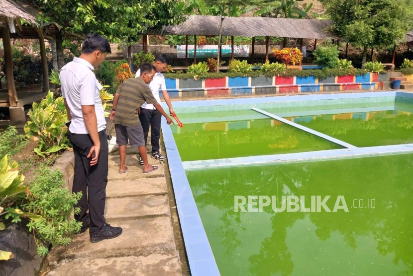 Polisi memeriksa tempat kejadian perkara anak tenggelam di Kolam Renang Kalibelo, Kecamatan Sidamulih, Kabupaten Pangandaran, Jawa Barat, Rabu (3/1/2024). 