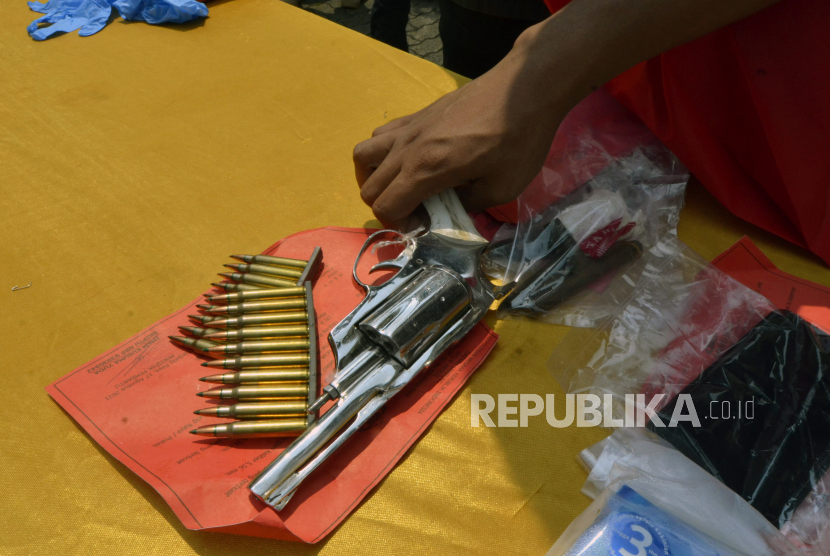 Petugas menyusun barang bukti senjata api rakitan beserta amunisi (ilustrasi).