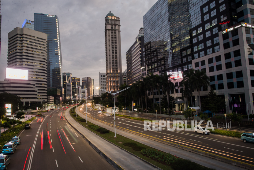 Suasana jalan yang lengang di kawasan bisnis Sudirman, Jalan Sudirman, Jakarta, Selasa (7/4). Pemerintah menetapkan stastus Pembatasan Sosial Berskala Besar (PSBB) di wilayah Provinsi DKI Jakarta dalam rangka percepatan penanganan Covid-19
