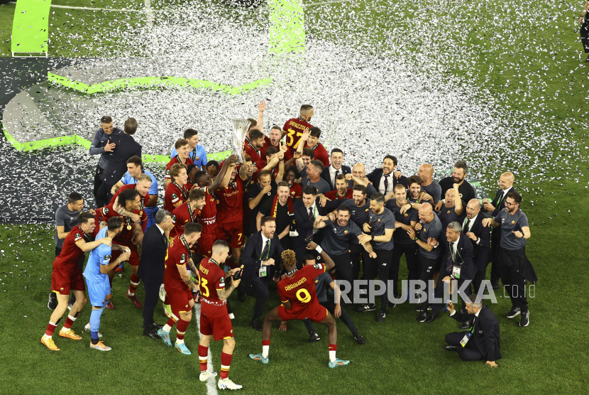 Para pemain Roma merayakan setelah pertandingan sepak bola final Liga Konferensi Eropa antara AS Roma dan Feyenoord di stadion National Arena di Tirana, Albania, Rabu, 25 Mei 2022. Roma menang 1-0.