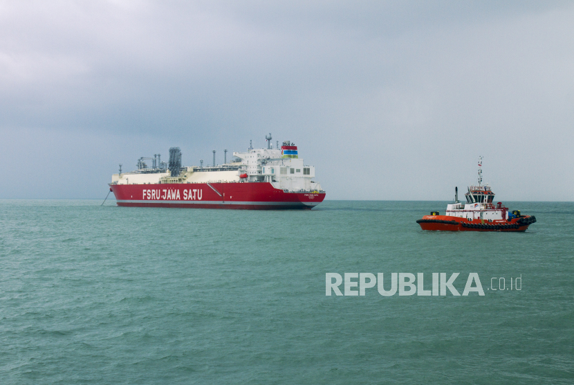 Kapal Floating Storage Regasification Unit (FSRU) Jawa Satu berlabuh di kawasan perairan Pelabuhan Patimban, Subang, Jawa Barat, Ahad (21/2). Pelabuhan Patimban, Jawa Barat, diharapkan dapat memberikan efisiensi logistik. 
