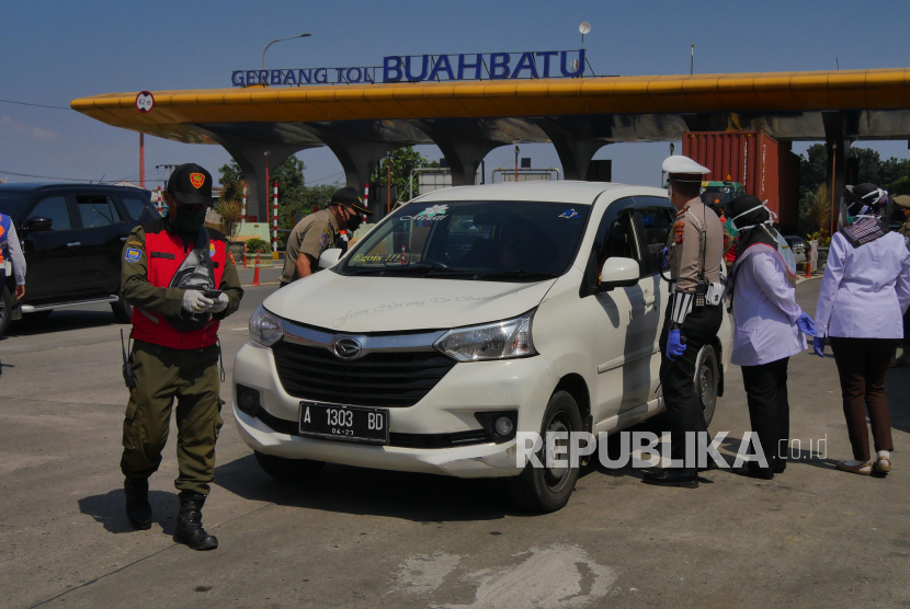 Polisi menghentikan mobil minibus bernomor polisi Banten yang sarat penumpang di pos pemeriksaan Pintu Tol Buahbatu Bandung. (ilustrasi)
