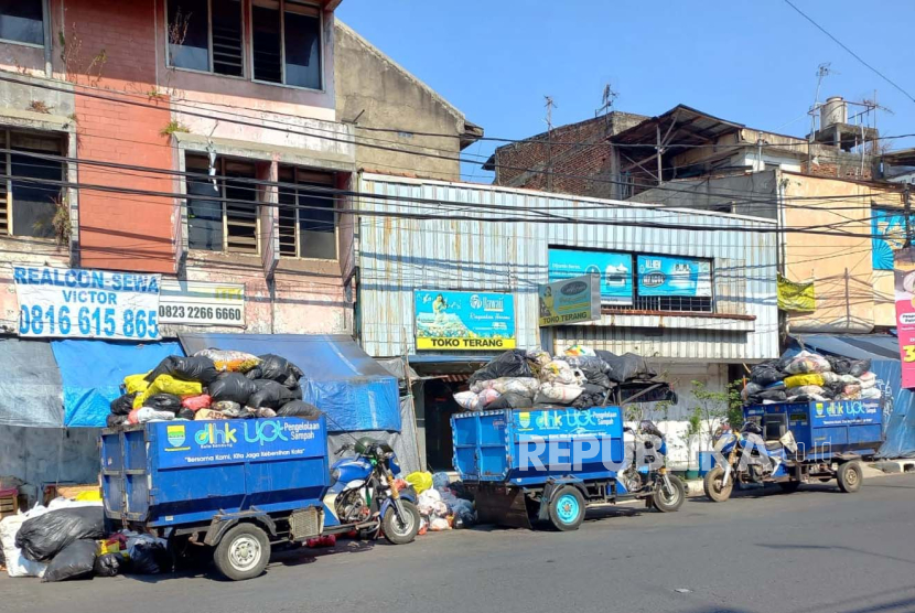 Penutupan sementara TPS Sederhana di Jalan Sederhana, Kota Bandung berdampak kepada tumpukan sampah berceceran di sejumlah ruas Jalan Sukajadi, Jalan Jurang dan Jalan Sederhana, Selasa (17/10/2023). 