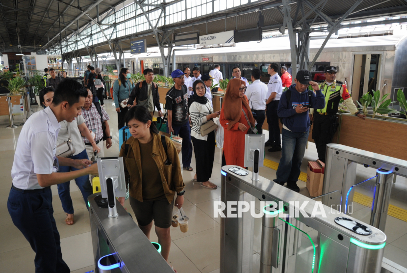 Petugas memeriksa tiket penumpang sebelum menaiki kereta di Stasiun Senen, Jakarta, Selasa (24/12/2024). Pada 24 Desember 2024, penumpang yang berangkat dari Stasiun Senen dan Stasiun Gambir sebanyak 42.760 penumpang atau 92 persen dari kapasitas yang disediakan, yaitu 46.572 tempat duduk. Namun demikian angka tersebut masih dapat terus meningkat, karena penjualan tiket masih terus berlangsung.