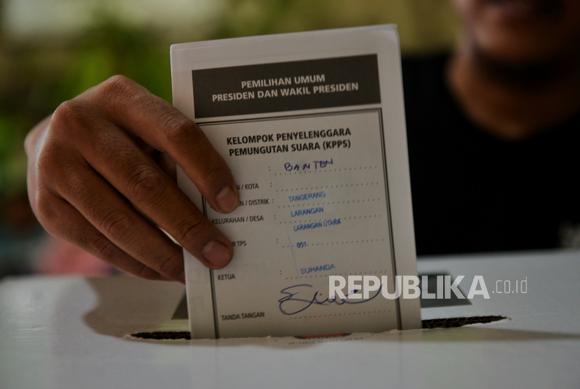 Warga memasukan surat suara pilpres kedalam kota suara saat menggunakan hak pilihnya di Tempat Pemungutan Suara (TPS) 01 Larangan Utara, Kecamatan Larangan, Kota Tangerang, Banten, Ahad (18/2/2024). Sebanyak 4 TPS di kawasan Larangan utara yakni TPS 01, 02, 05 dan 06 menggelar pemungutan suara ulang Pemilu 2024 disebabkan TPS tersebut mengalami banjir pada hari pemungutan surat suara serentak 14 Februari kemarin. Sementara, Badan Pengawas Pemilu (Bawaslu) RI mengungkapkan sebanyak 2.413 TPS berpotensi melakukan pemungutan suara ulang lantaran terjadi sejumlah masalah seperti bencana alam atau banjir, adanya pemilih yang tidak terdaftar, distribusi surat suara yang salah, hingga ditemukannya sejumlah pelanggaran.