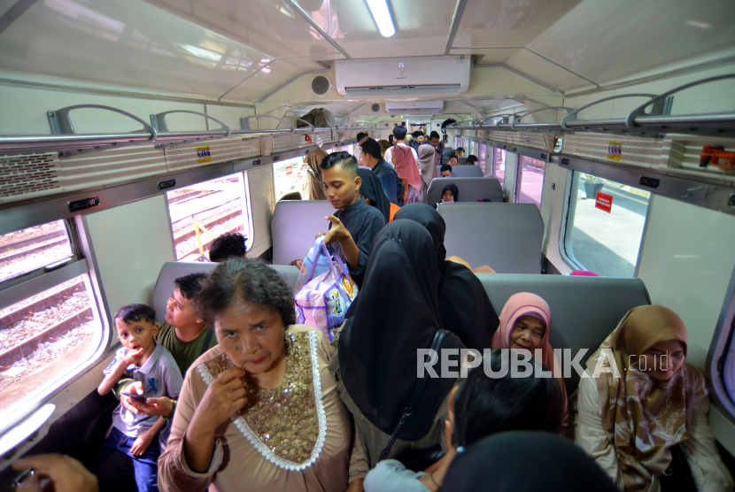 Sejumlah penumpang menaiki kereta api ekonomi Sibinuang jurusan Pariaman di Stasiun Kereta Api Simpang Haru Padang, Sumatera Barat, Ahad (23/4/2023). PT Kereta Api Indonesia (Persero) Divisi Regional II Sumbar mulai memberlakukan Grafik Perjalanan KA (Gapeka) 2023 untuk menggantikan Gapeka 2021 yang mulai diberlakukan pada 1 Juni 2023.