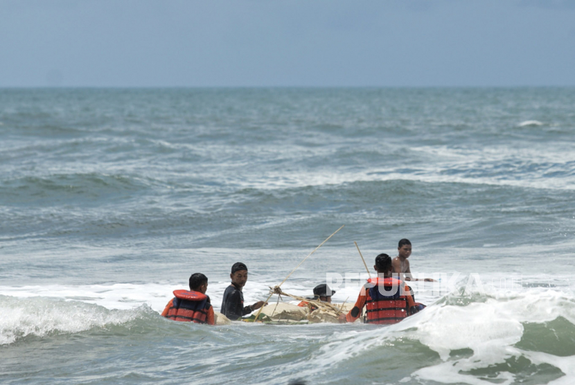 Sejumlah anggota SAR mencari korban hilang di Pantai Parangkusumo, Bantul, DI Yogyakarta (ilustrasi).