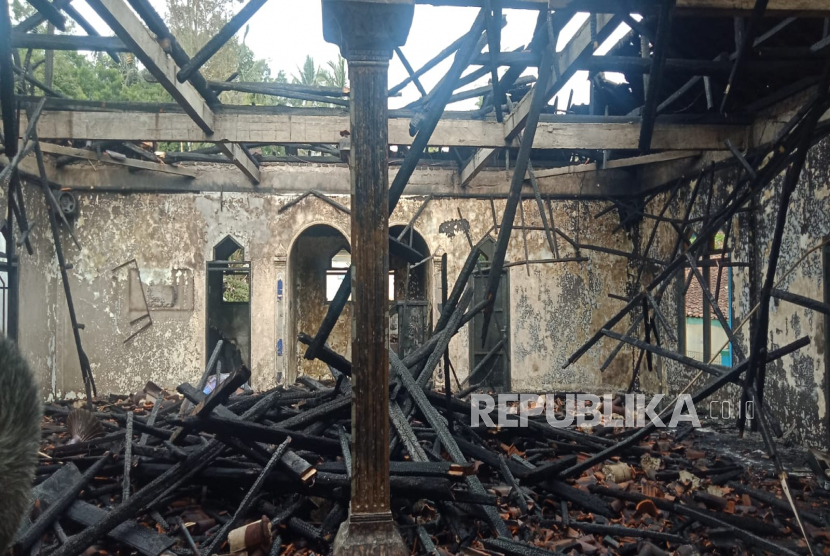 Kondisi masjid di Desa Lembang, Kecamatan Leles, Kabupaten Garut, pascakebakaran, Senin (23/1/2023). Diduga masjid itu sengaja dibakar oleh ODGJ.