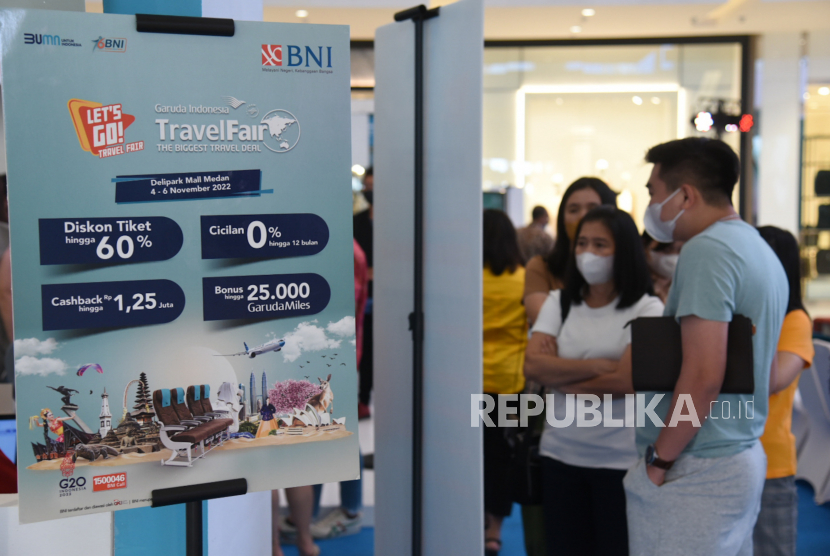 Pengunjung mencari informasi pemesanan tiket pada acara Garuda Indonesia Travel Fair (GATF) di Medan, Sumatera Utara, Jumat (4/11/2022). Menyambut 2023, maskapai penerbangan nasional Garuda Indonesia menghadirkan penawaran dalam program bertajuk Kejutan Awal Tahun 2023 yang digelar sejak 5 Januari hingga 11 Januari.