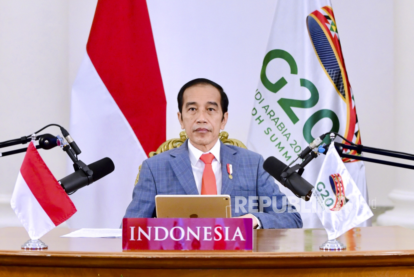  Sebuah foto selebaran yang disediakan oleh Istana Kepresidenan Indonesia menunjukkan Presiden Indonesia Joko Widodo menghadiri pertemuan virtual G20 yang diselenggarakan oleh Arab Saudi, di tengah pandemi penyakit coronavirus (COVID-19) di Istana Kepresidenan di Bogor, Indonesia, 21 November 2020.