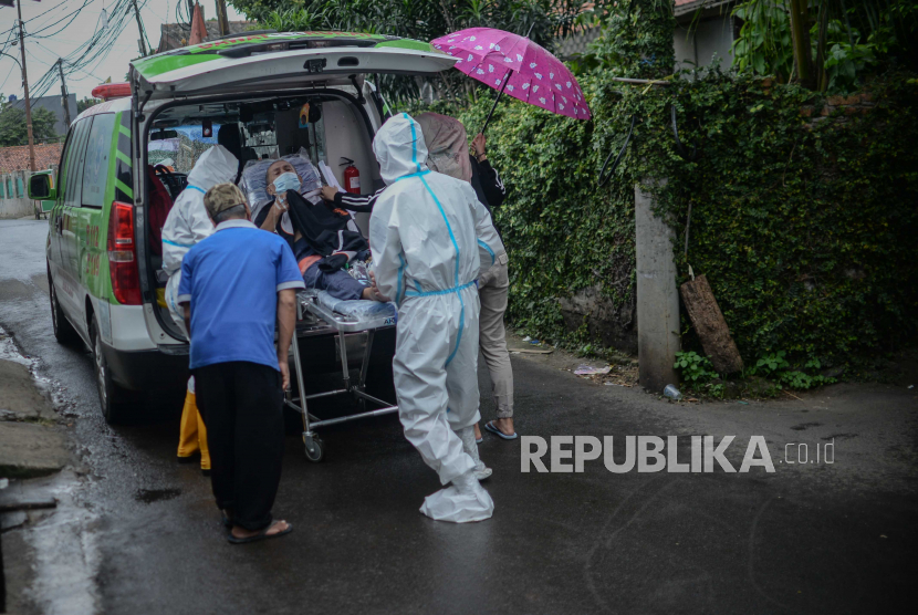 Petugas medis menjemput pasien covid-19 di kawasan Lenteng Agung, Jakarta. Ada beberapa gejala penyakit Covid-19, salah satunya adalah delirium.