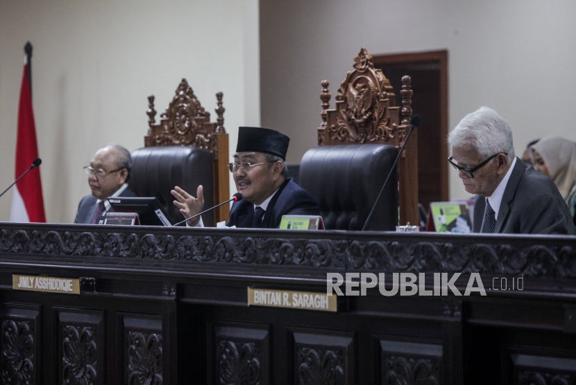 Ketua Majelis Kehormatan Mahkamah Konstitusi (MKMK) Jimly Asshiddiqie (tengah) bersama anggota MKMK Wahiduddin Adams (kiri) dan Bintan R. Saragih (kanan) saat memimpin sidang pendahuluan dugaan pelanggaran kode etik hakim konstitusi di Gedung Mahkamah Konstitusi, Jakarta, Selasa (31/10/2023). Sidang pendahuluan dugaan pelanggaran etik hakim konstitusi yang beragendakan mendengarkan keterangan empat pelapor dari Integrity, Constitutional and Administrative Law Society, LBH Yusuf dan Zico.