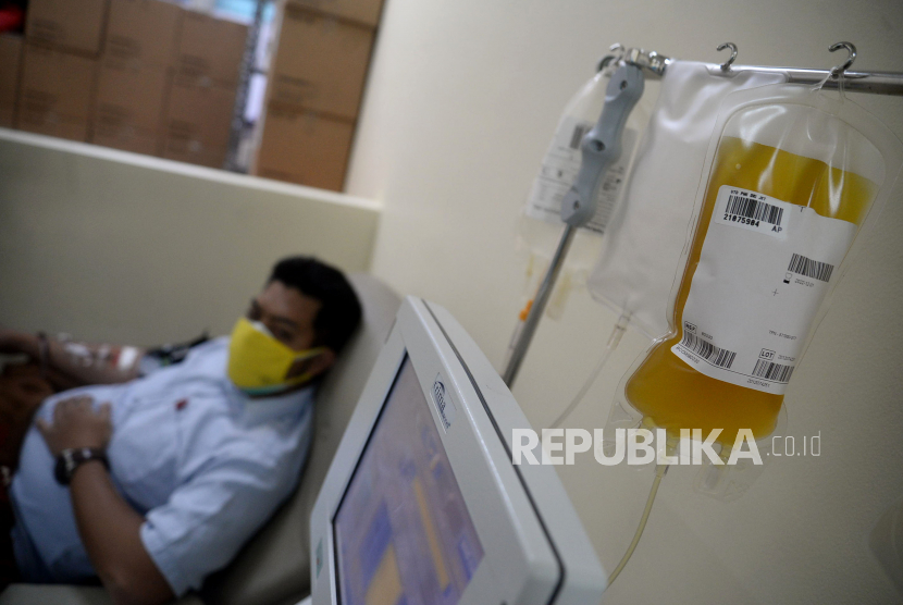 Pasien sembuh COVID-19 mendonorkan plasma konvalesen di Unit Donor Darah (UDD) PMI DKI Jakarta.