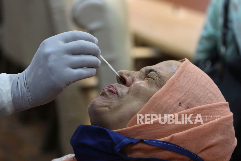  Seorang paramedis mengambil sampel usap hidung dari seorang pegawai pemerintah untuk melakukan tes Antigen Cepat untuk Covid-19. Indonesia juga sedang mempertimbangkan penggunaan tes cepat antigen yang lebih luas ketimbang tes cepat biasa.