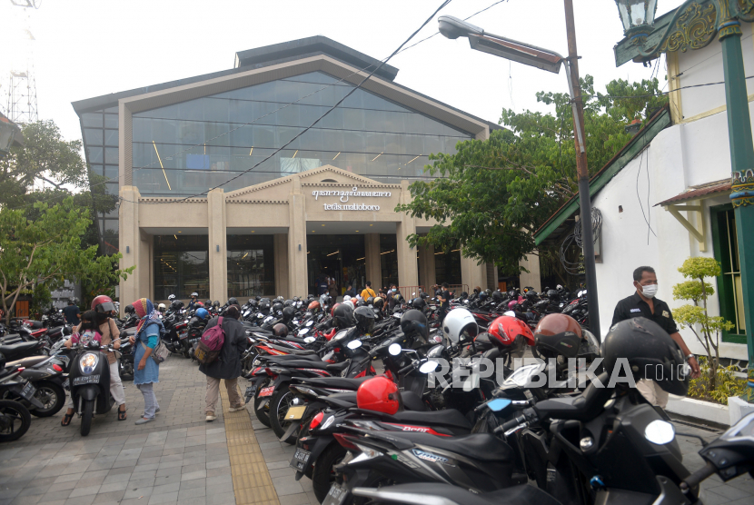 Parkir sepeda motor yang mengganggu masuknya pengunjung  di Teras Malioboro I, Yogyakarta.