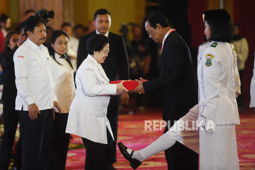 Ketua Dewan Pengarah BPIP Megawati Soekarnoputri menyerahkan duplikat bendera pusaka secara simbolis kepada Gubernur DIY Sri Sultan Hamengku Buwono X, di Jakarta, Senin (5/8/2024).