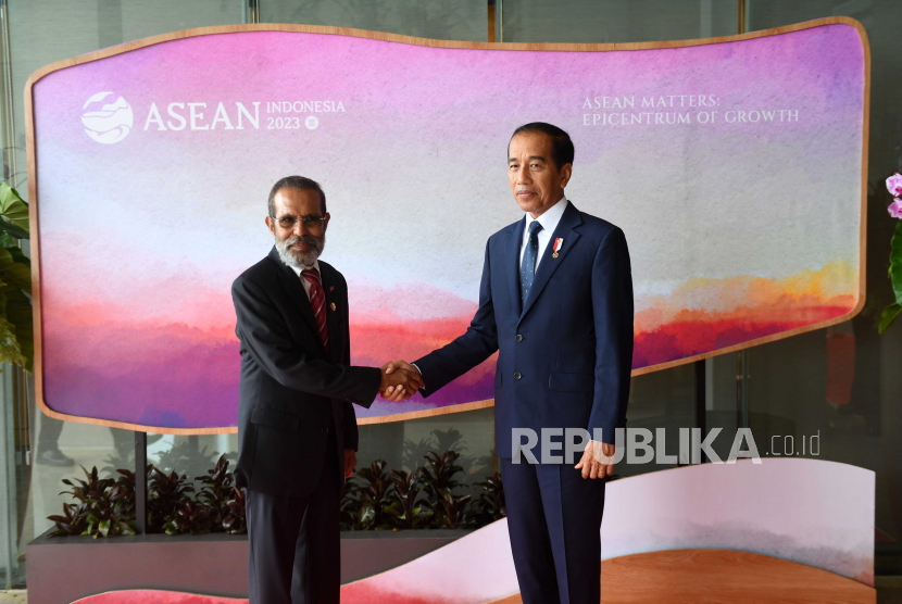  Presiden Joko Widodo (kanan) menyapa Perdana Menteri Timor Leste Jose Maria Vasconcelos, yang dikenal sebagai Taur Matan Ruak (kiri) saat pertemuan bilateral mereka menjelang KTT ASEAN ke-42 di Labuan Bajo, Nusa Tenggara Timur,  Selasa (9/5/2023). Indonesia menjadi tuan rumah KTT ASEAN ke-42 dan pertemuan terkait pada 09-11 Mei.
